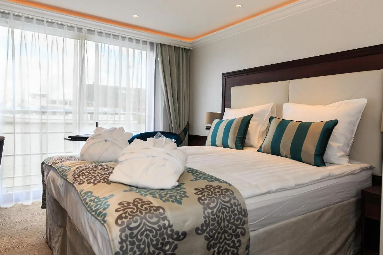 Select Ms Charles Dickens - Dusseldorf Hotel