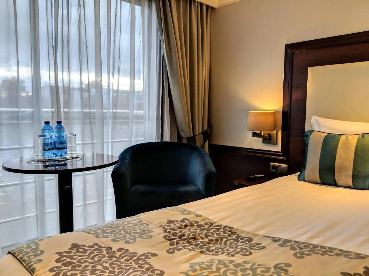 Select Ms Charles Dickens - Dusseldorf Hotel Botel
